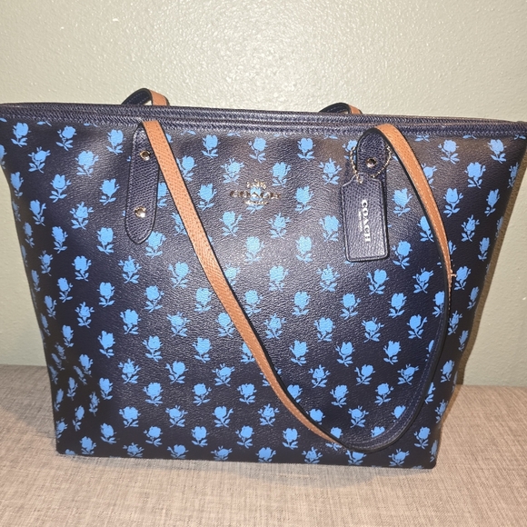 Coach Handbags - Euc Coach City Zip Top Tote in the Badlands Floral Print in midnight blue